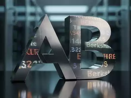 Ein stilisiertes 'A' und 'B' aus Metall, die sich verschränken, vor dem Hintergrund eines modernen Rechenzentrums mit Finanzdaten auf Bildschirmen. - Foto: über boerse-global.de