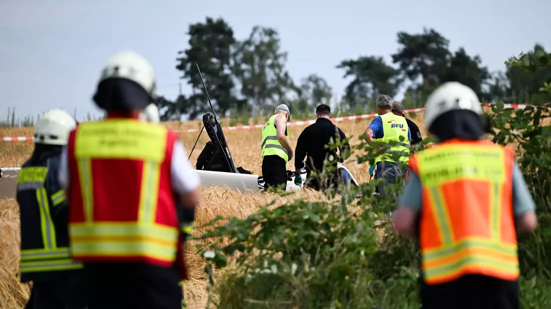 Rettungskräfte waren an der Absturzstelle.  - Bild: Florian Wiegand/dpa
