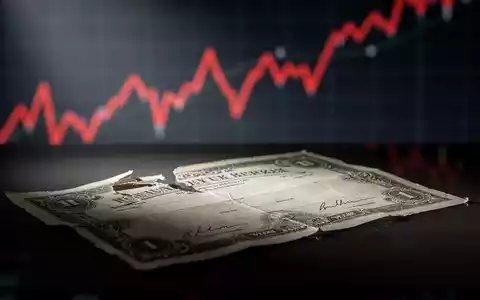 Ein leicht zerfetztes SK Hynix-Aktienzertifikat liegt auf einer dunklen Oberfläche, im Hintergrund eine verschwommene, fallende Börsenkurve in Rot. - Foto: über boerse-global.de