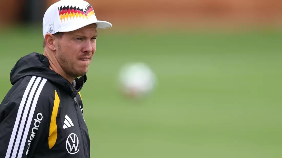Julian Nagelsmann schaut beim DFB-Training ganz genau hin.  - Bild: Jan Woitas/dpa