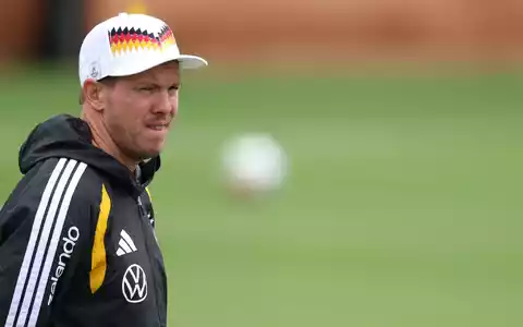Julian Nagelsmann schaut beim DFB-Training ganz genau hin.  - Foto: Jan Woitas/dpa