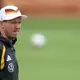 Julian Nagelsmann schaut beim DFB-Training ganz genau hin.  - Bild: Jan Woitas/dpa