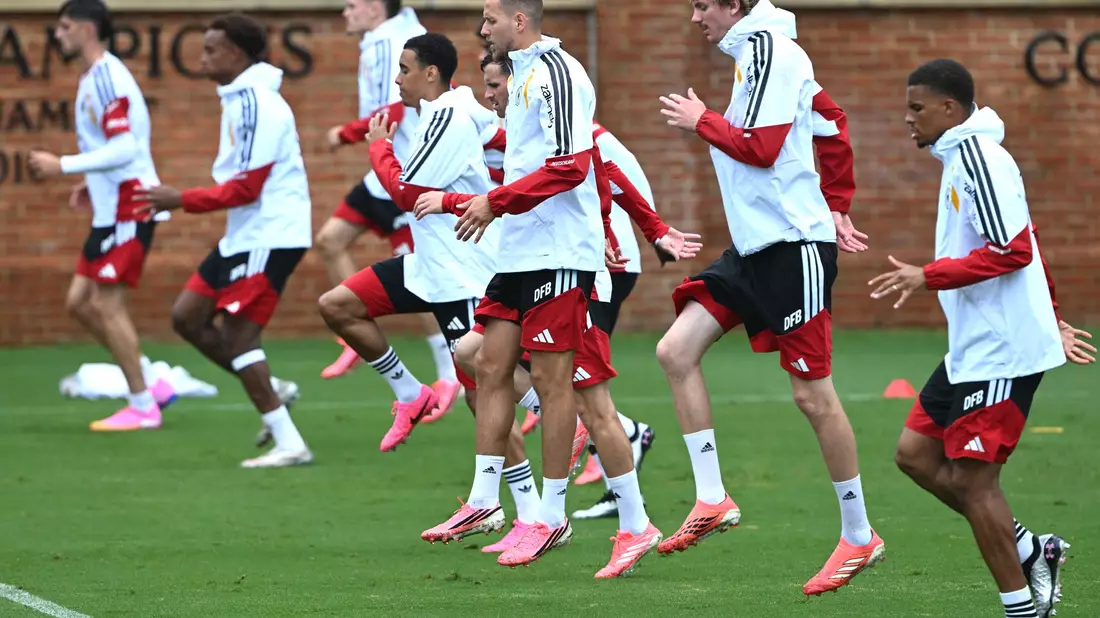 Für das DFB-Training mussten die Regenjacken ausgepackt werden.  - Bild: Federico Gambarini/dpa