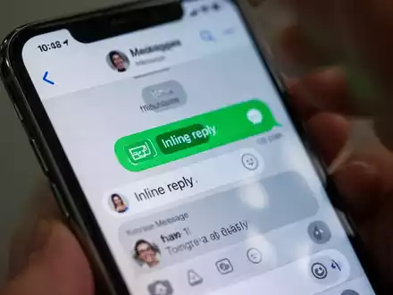 A smartphone screen displays a messaging app with a green message bubble highlighted, showing an inline reply feature. - Foto: über boerse-global.de