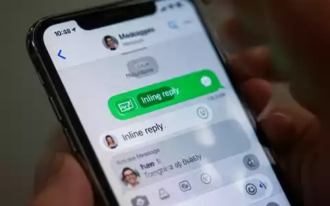 A smartphone screen displays a messaging app with a green message bubble highlighted, showing an inline reply feature. - Foto: über boerse-global.de