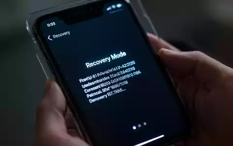 Nahaufnahme eines iPhones, das einen Wiederherstellungsmodus mit technischen Informationen und Optionen auf dem Bildschirm anzeigt. - Foto: über boerse-global.de