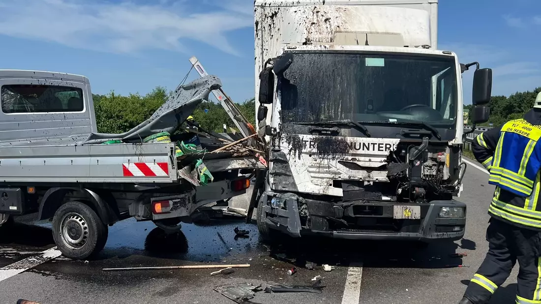 Ein Lkw geriet in ein Baustellenfahrzeug - und zwei Arbeiter starben noch auf der Autobahn  - Bild: NWM-TV/dpa