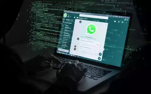 A shadowy figure typing on a laptop with a WhatsApp interface and digital code, symbolizing a malware attack. - Foto: über boerse-global.de