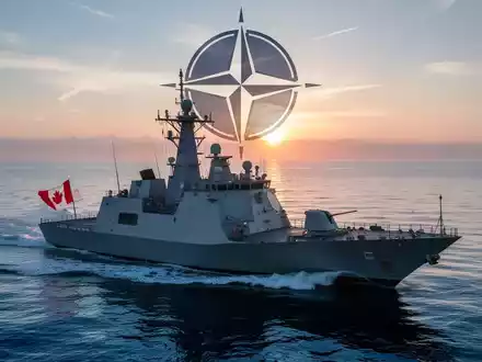 Ein modernes Marineschiff mit kanadischer Flagge, das auf dem Wasser fährt, im Hintergrund ein NATO-Emblem bei Sonnenaufgang. - Foto: über boerse-global.de