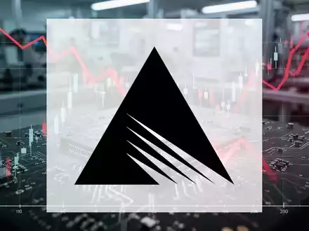 Ein dramatischer Abwärtstrend in einem Börsendiagramm überlagert einen Mikrochip, der die Halbleiterindustrie repräsentiert. - Foto: über boerse-global.de