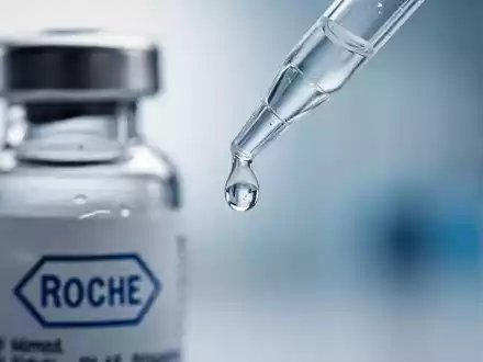 Nahaufnahme einer pharmazeutischen Ampulle und einer Pipette in einem Labor, die Präzision und medizinische Forschung symbolisiert. - Foto: über boerse-global.de