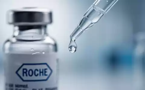 Nahaufnahme einer pharmazeutischen Ampulle und einer Pipette in einem Labor, die Präzision und medizinische Forschung symbolisiert. - Foto: über boerse-global.de