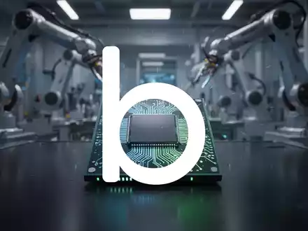 Ein futuristischer Mikrochip mit leuchtenden Schaltkreisen auf einer dunklen Oberfläche vor dem unscharfen Hintergrund einer High-Tech-Produktionsanlage. - Foto: über boerse-global.de