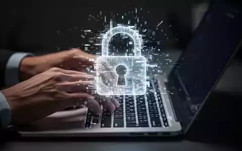 Hände tippen auf einer Laptoptastatur, mit einem digitalen Vorhängeschloss-Symbol, das auf dem Bildschirm und der Tastatur glänzt und glitcht. - Foto: über boerse-global.de