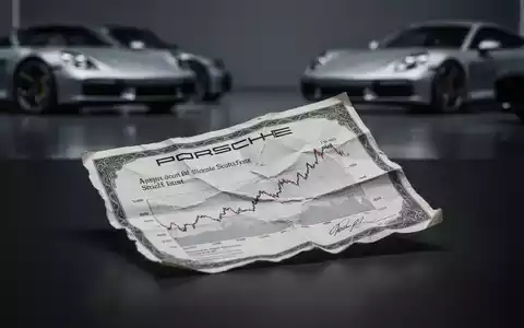 Eine zerknitterte Porsche-Aktie auf einer dunklen Oberfläche, im Hintergrund verschwommene Porsche-Fahrzeuge. - Foto: über boerse-global.de