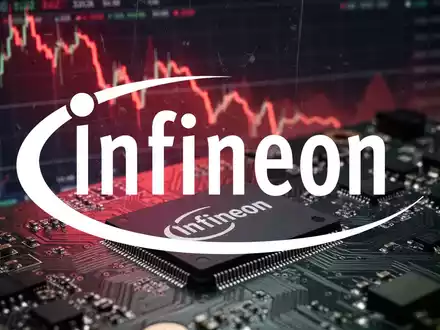 Nahaufnahme einer Leiterplatte mit Infineon-Chip, die einen roten Abwärtstrend eines Börsendiagramms widerspiegelt. - Foto: über boerse-global.de