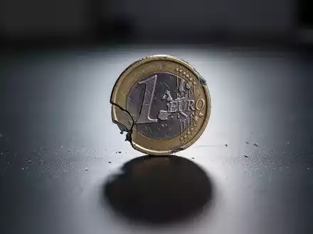 Eine einzelne, abgenutzte Euromünze liegt auf einer dunklen Oberfläche und symbolisiert ein Aktientiefpunkt. - Foto: über boerse-global.de