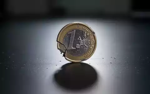 Eine einzelne, abgenutzte Euromünze liegt auf einer dunklen Oberfläche und symbolisiert ein Aktientiefpunkt. - Foto: über boerse-global.de