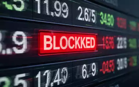 Verwischtes Börsenticker-Display mit rotem 'blockiert'-Indikator, der eine Handelsunterbrechung symbolisiert. - Foto: über boerse-global.de