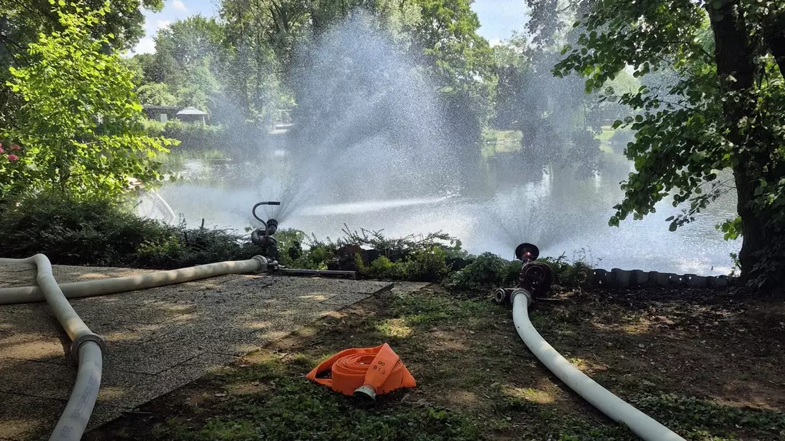 FW Rheurdt: Feuerwehr Rheurdt versucht Fischsterben zu verhindern - Bild: presseportal.de