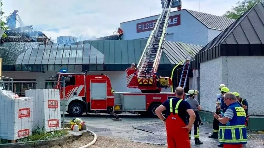 FW LK Esslingen: Abschließende Pressemitteilung: Brand in der Filderhalle: Feuerwehr im Großeinsatz (Stand 23.06.2026, 21:30 Uhr) - Bild: presseportal.de