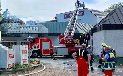 FW LK Esslingen: Abschließende Pressemitteilung: Brand in der Filderhalle: Feuerwehr im Großeinsatz (Stand 23.06.2026, 21:30 Uhr) - Foto: presseportal.de