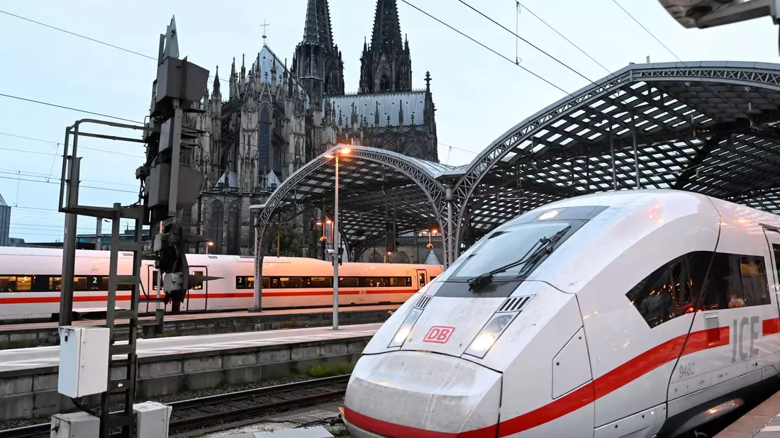 Die Züge der Deutschen Bahn werden aktuell an den Bahnhöfen zurückgehalten. (Symbolbild) - Bild: Roberto Pfeil/dpa