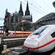 Die Züge der Deutschen Bahn werden aktuell an den Bahnhöfen zurückgehalten. (Symbolbild) - Bild: Roberto Pfeil/dpa