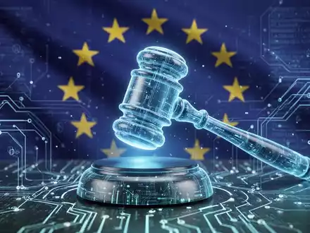 Ein stilisierter, blau leuchtender digitaler Hammer schlägt auf einen Klangblock, umgeben von Datenströmen und Schaltkreisen, vor dem Hintergrund der EU-Flagge. - Foto: über boerse-global.de