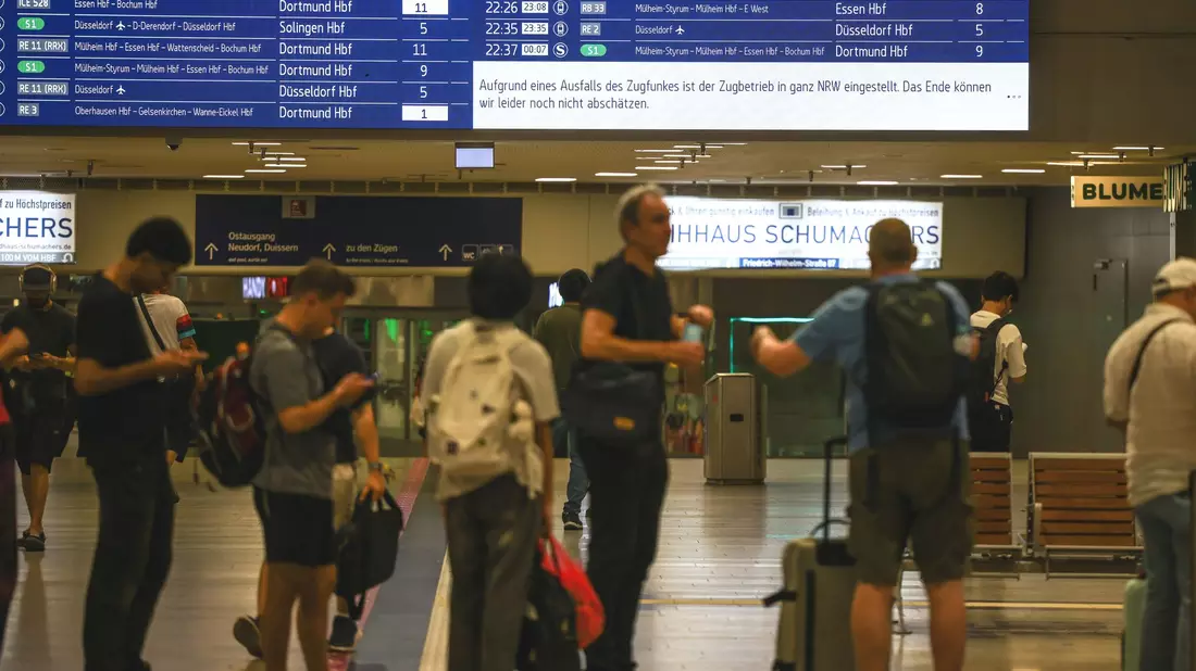 Bahnverkehr wegen Funkstörung bundesweit eingestellt.  - Bild: Christoph Reichwein/dpa