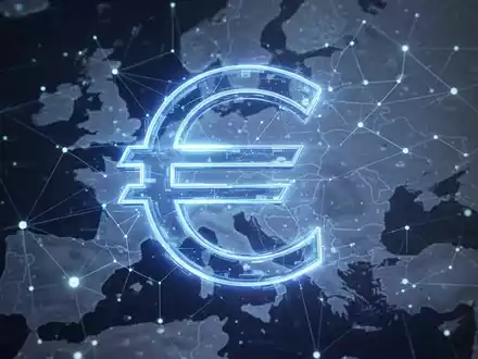 A glowing digital Euro symbol over a subtle map of Europe with data lines, representing the digital euro as a geopolitical necessity. - Foto: über boerse-global.de
