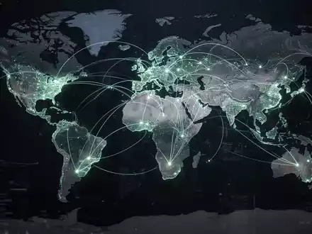 Ein stilisiertes globales Lieferkettennetzwerk mit leuchtenden Linien und Knoten auf einer dunklen Weltkarte. - Foto: über boerse-global.de