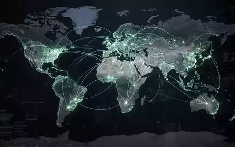 Ein stilisiertes globales Lieferkettennetzwerk mit leuchtenden Linien und Knoten auf einer dunklen Weltkarte. - Foto: über boerse-global.de