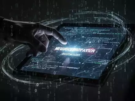 A shadowy hand offers a digital invitation on a tablet, surrounded by glowing code, symbolizing a malware scam. - Foto: über boerse-global.de