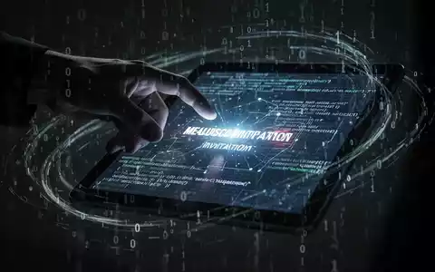 A shadowy hand offers a digital invitation on a tablet, surrounded by glowing code, symbolizing a malware scam. - Foto: über boerse-global.de