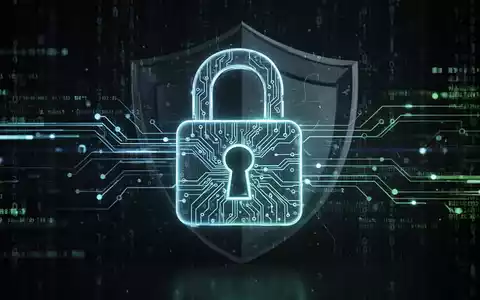 Ein leuchtendes Vorhängeschloss-Symbol mit Schaltkreismustern, umgeben von digitalen Datenströmen, die Cybersicherheit und KI symbolisieren. - Foto: über boerse-global.de