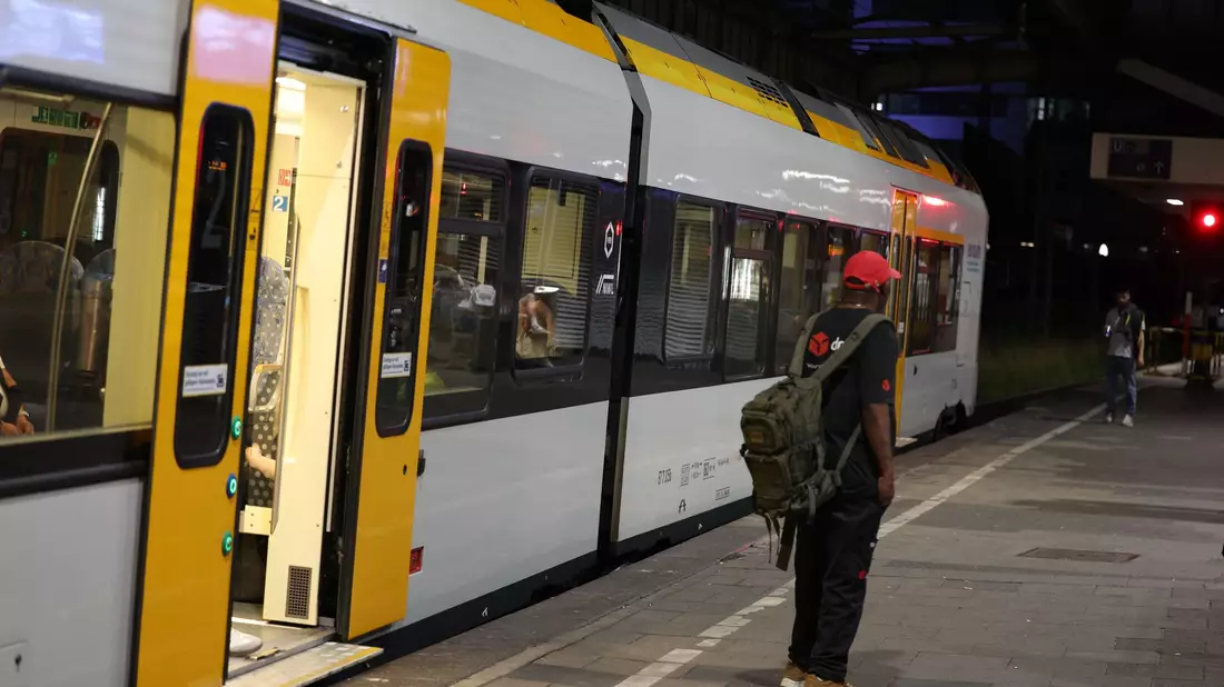 Erste Züge der Deutschen Bahn sind laut Berichten von dpa-Reportern wieder unterwegs. - Bild: Christoph Reichwein/dpa