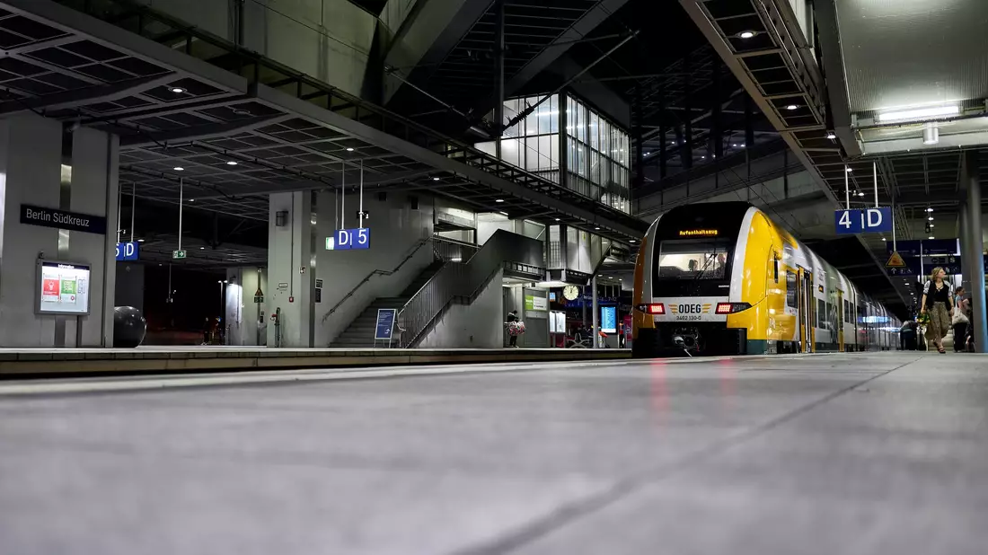 Fahrgäste saßen an den Bahnhöfen fest. - Bild: Michael Ukas/dpa