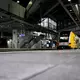 Fahrgäste saßen an den Bahnhöfen fest. - Bild: Michael Ukas/dpa