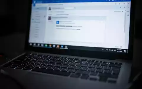 Close-up of a laptop keyboard and screen, showing a blurred Outlook email with a missing message body. - Foto: über boerse-global.de