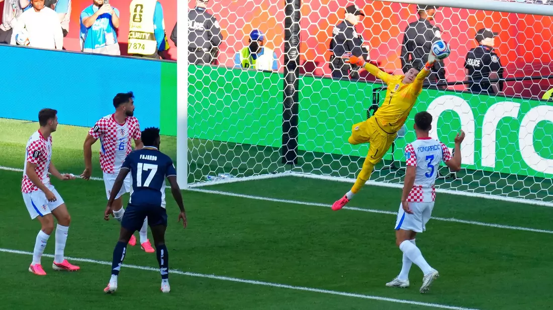 Kroatiens Torwart Dominik Livakovic bewahrte den Favoriten vor einem Gegentor. - Bild: Chris Young/The Canadian Press/AP/dpa