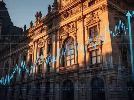 Historische Gebäudefassade mit Sonnenlicht und einem transparenten Finanzdiagramm, das einen Aufwärtstrend zeigt. - Foto: über boerse-global.de