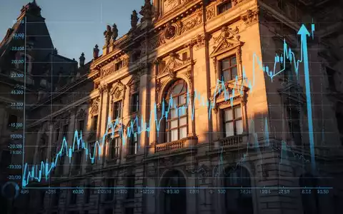 Historische Gebäudefassade mit Sonnenlicht und einem transparenten Finanzdiagramm, das einen Aufwärtstrend zeigt. - Foto: über boerse-global.de