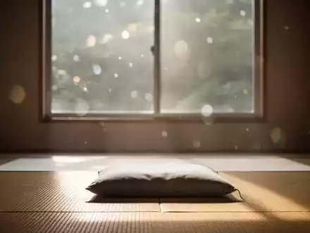 Ein ruhiger Meditationsraum mit einem Kissen auf einer Tatami-Matte, beleuchtet von sanftem, natürlichem Licht. - Foto: über boerse-global.de