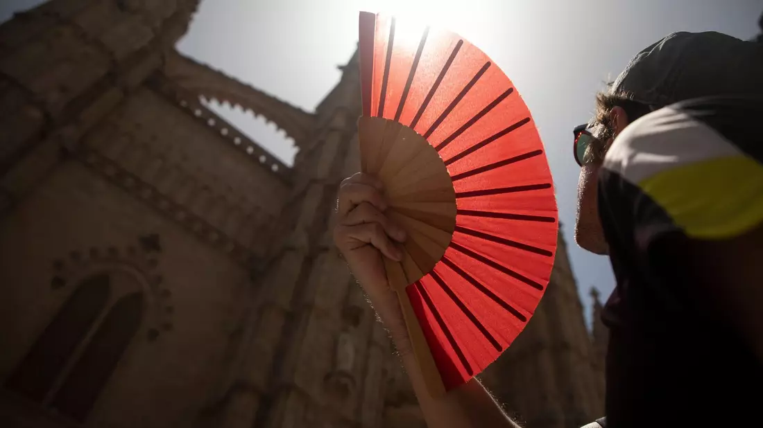 Fachleuten zufolge macht der Klimawandel die derzeitige Hitzewelle in Westeuropa intensiver. (Archivbild) - Bild: Clara Margais/dpa