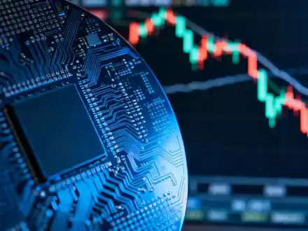 Nahaufnahme einer Halbleiter-Wafer mit komplexen Schaltkreisen und einem unscharfen, fallenden Börsenchart im Hintergrund. - Foto: über boerse-global.de