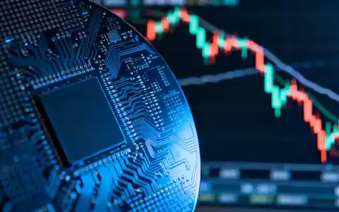 Nahaufnahme einer Halbleiter-Wafer mit komplexen Schaltkreisen und einem unscharfen, fallenden Börsenchart im Hintergrund. - Foto: über boerse-global.de