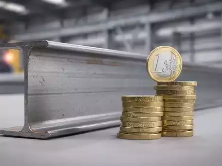 Ein Voestalpine Stahlträger mit einem Stapel Euromünzen im Vordergrund, die eine Dividendenerhöhung symbolisieren. - Foto: über boerse-global.de