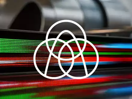 Nahaufnahme eines Börsentickers mit Zahlen und einem verschwommenen Thyssenkrupp-Logo im Hintergrund. - Foto: über boerse-global.de