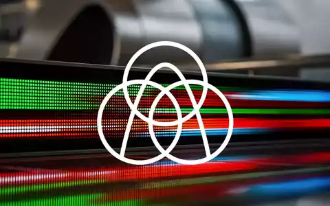 Nahaufnahme eines Börsentickers mit Zahlen und einem verschwommenen Thyssenkrupp-Logo im Hintergrund. - Foto: über boerse-global.de
